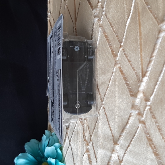 Hot Wheels Aston Martin V12 Speedster 2021 HW Exotics Collection - Picture 8 of 9